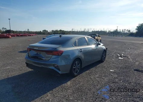 2022 Kia Forte Lxs z USA, uszkodzony, nr VIN 3KPF24AD4NE472231